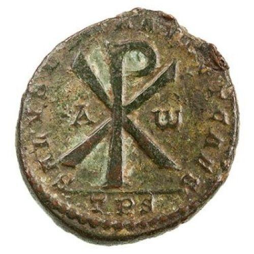 Monnaie antique portant le chrisme, le monogramme du Christ associé à Constantin.