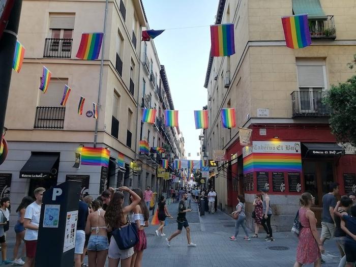 quartier chueca avec des drapeaux arc en ciel lgbt