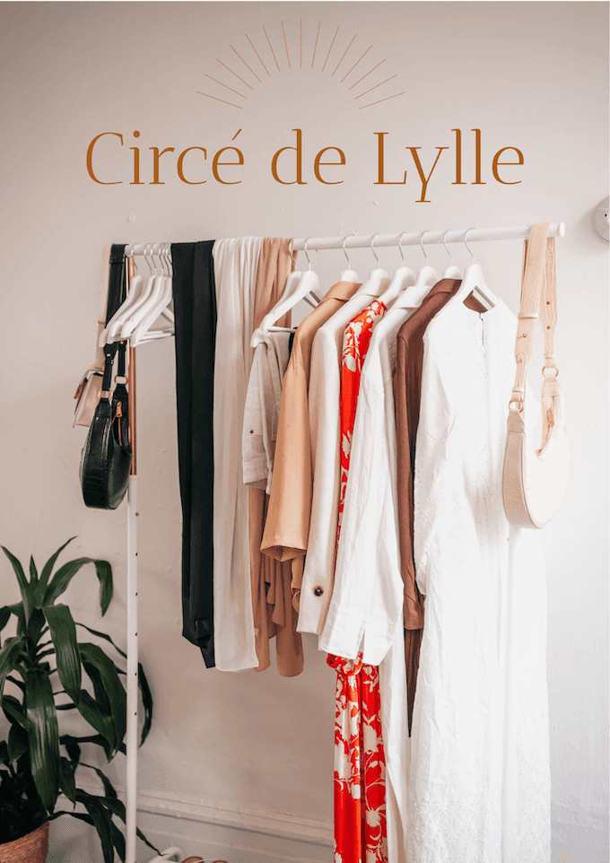 des vêtements dans une armoire