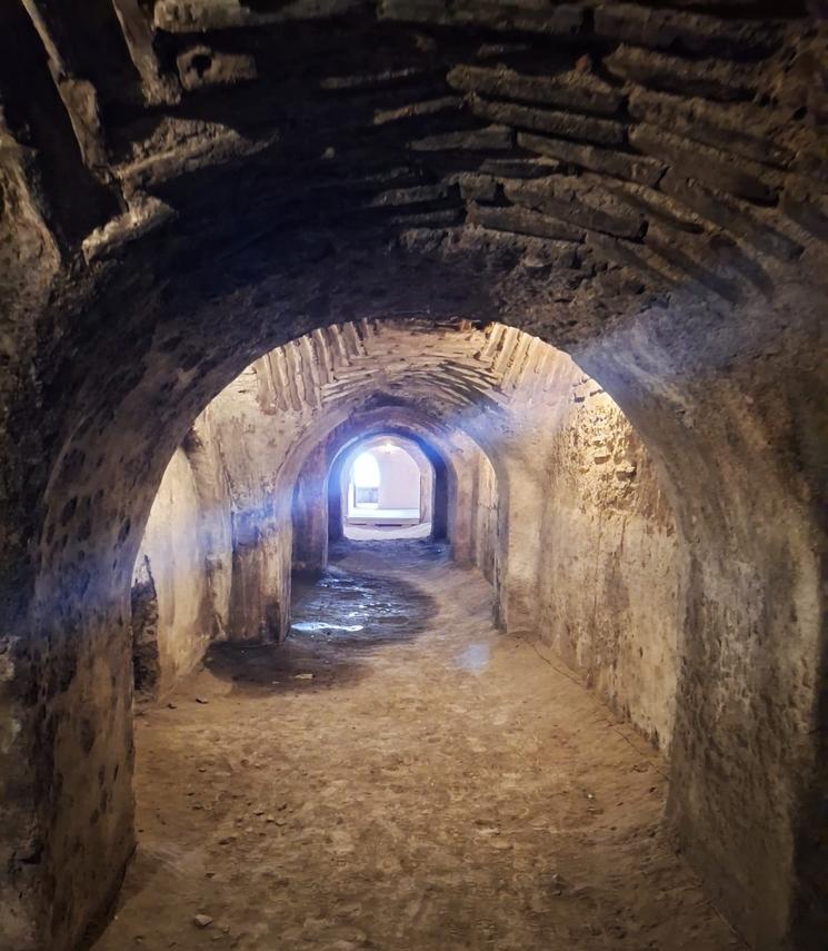 Couloir voûté de la citerne de Zeyrek à Istanbul, passage souterrain byzantin restauré