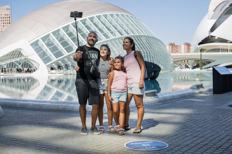 deux adultes et deux enfants en train de faire un selfie a la ciutat de les arts a valencia