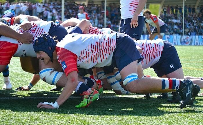 rugbymen du cr liceo frances lors d'une mélée