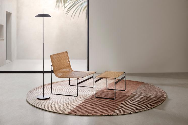 une chaise et une lampe de séjour