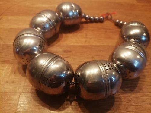 collier boule à thé