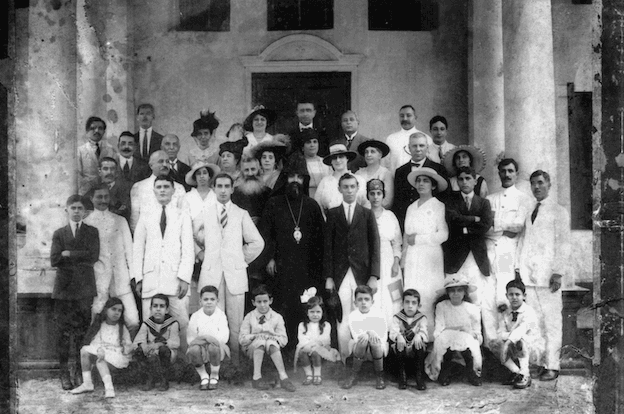 La communauté arménienne de Singapour devant son église en 1917 (© Armenian weekly)