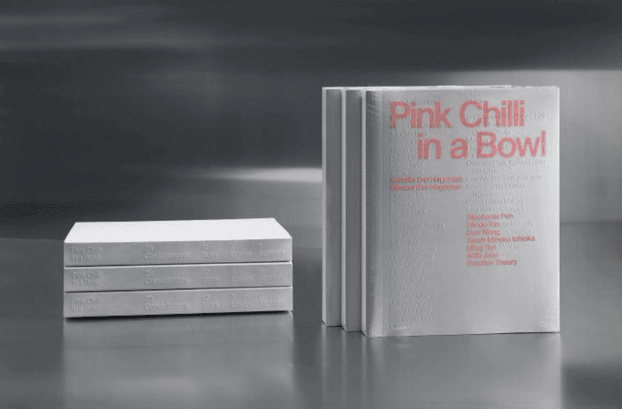 Pink Chilli in a Bowl est une invitation aux explorateurs curieux de s’aventurer au-delà des sentiers battus et de l’image polie de Singapour à travers 28 constellations culinaires.