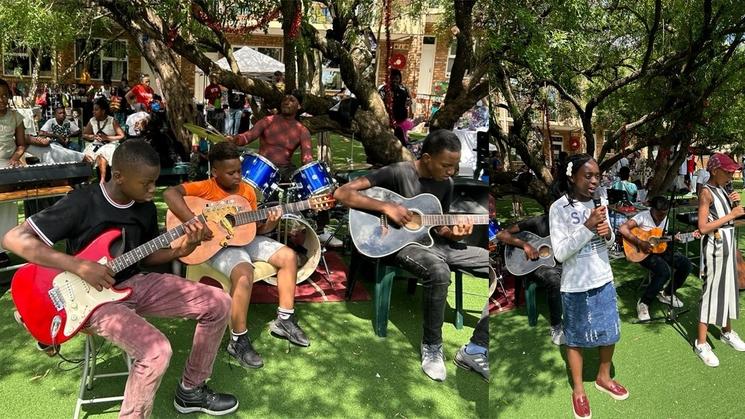 Des élèves entrain de chanter et jouer de la guitard et du piano