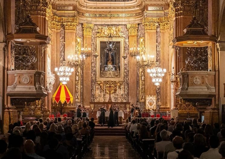 Une représentation musicale dans une église majestueuse