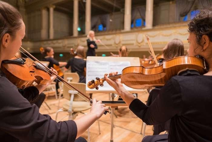 des violonistes en train de jouer dans un concert à Valencia