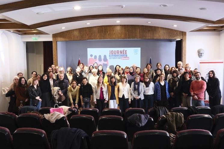 Participants et intervenantes réunis lors de la conférence Istanbul Accueil pour la Journée internationale des droits des femmes à Istanbul.