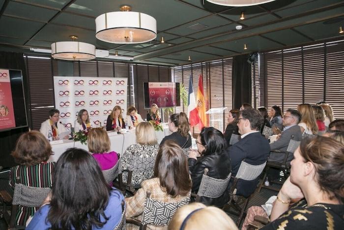 Salle comble pour la rencontre sur les violences économiques subies par les femmes en Espagne