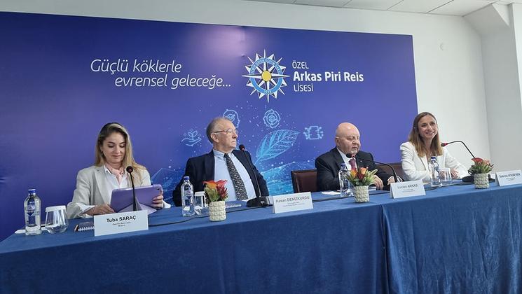 Conférence de presse de présentation du lycée Arkas Piri Reis à Izmir, le 30 avril 2025