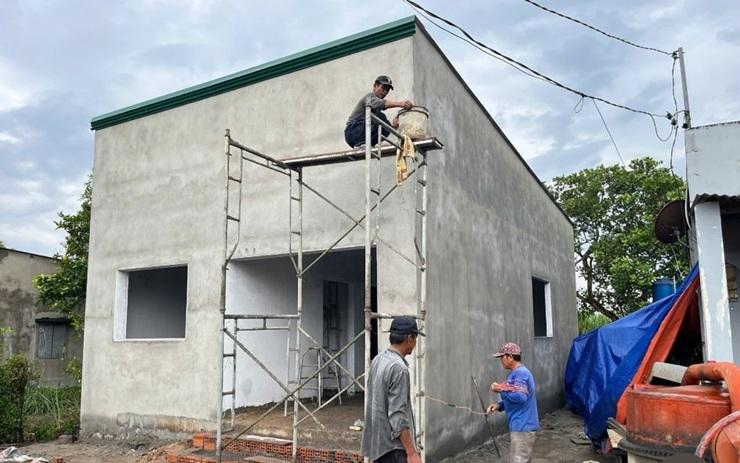 Construction d’habitations en béton afin de loger des familles défavorisées dans le delta du Mekong.