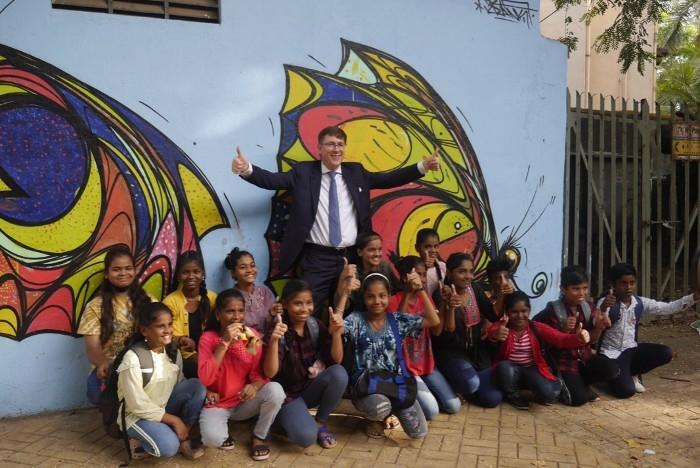 Le consul belge Pierre Emmanuel Brusselmans et les enfants de Dharavi Art Room