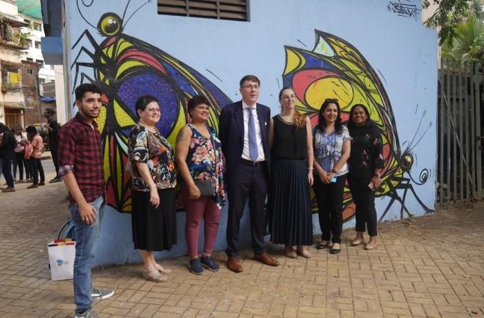 L'équipe du Consulat de Belgique devant la fresque de Dzia à Dharavi