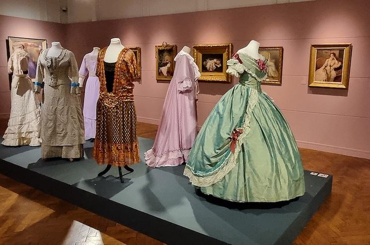 Costumes historiques présentés dans l’exposition « Mode et peinture » au centre d’art Arkas à Izmir