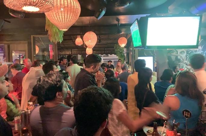 Les supporters français dans un bar de Bombay pour France Argentine