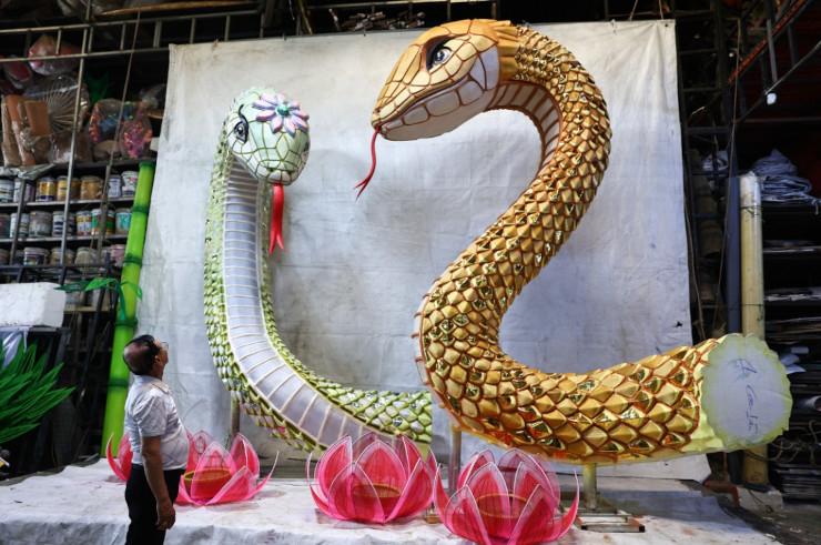 Le couple de serpent en fabrication, symbole du festival