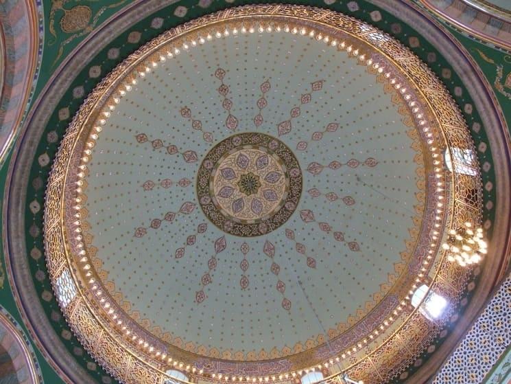 Coupole intérieure de la mosquée Yeşil à Kütahya, décorée de motifs géométriques dorés et de calligraphies ottomanes.
