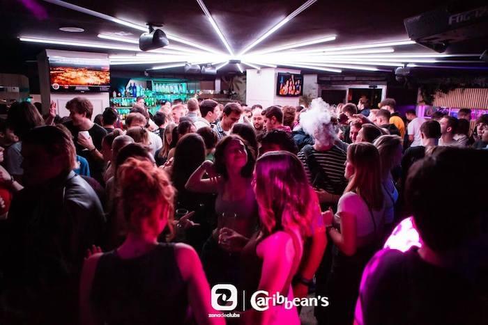 des jeunes en train de danser dans le club Caribbean's Aragon