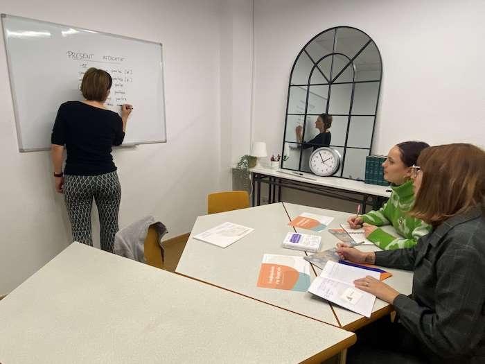 une professeure de dos en train de donner cours dans une salle de classe de La Base Culture à Valencia