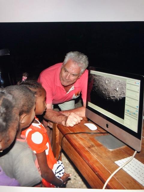 Charles Gassot, fondateur de L'Ecole du Monde, aide les élèves de l'ONG au cours d'astrologie