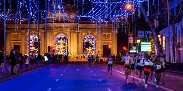 des athlètes courent dans les rues de madrid