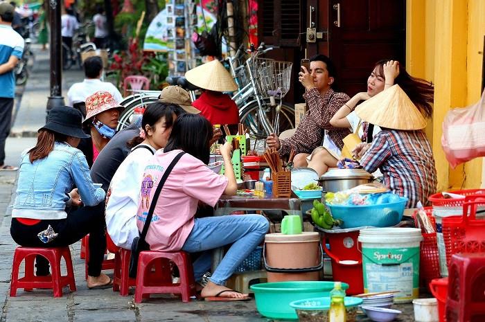 La cuisine de rue, une dimension importante de la gastronomie vietnamienne.