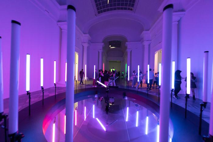 des néons violets de light art au cccc