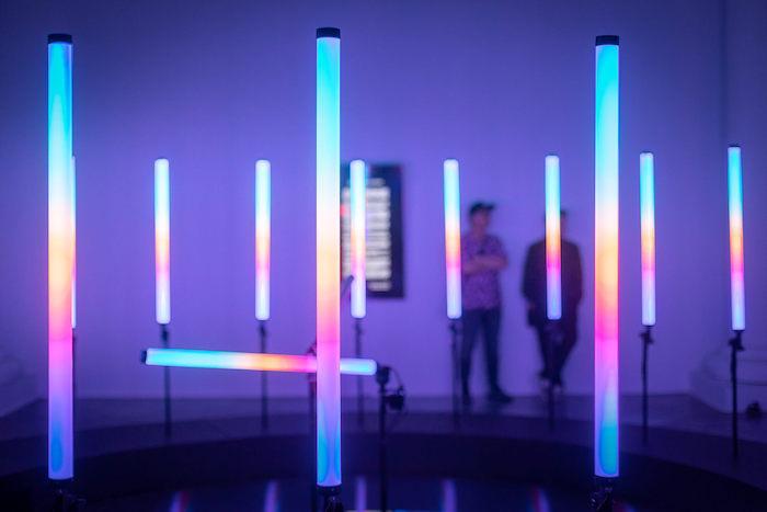 des néons de light art dans l'exposition cultura online