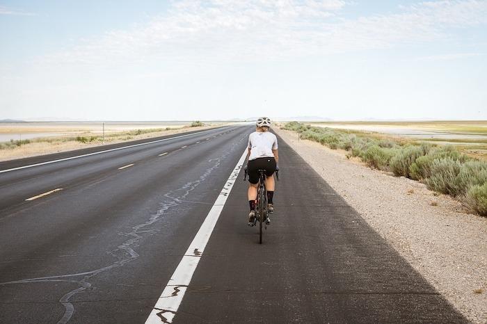 un cycliste sur la route