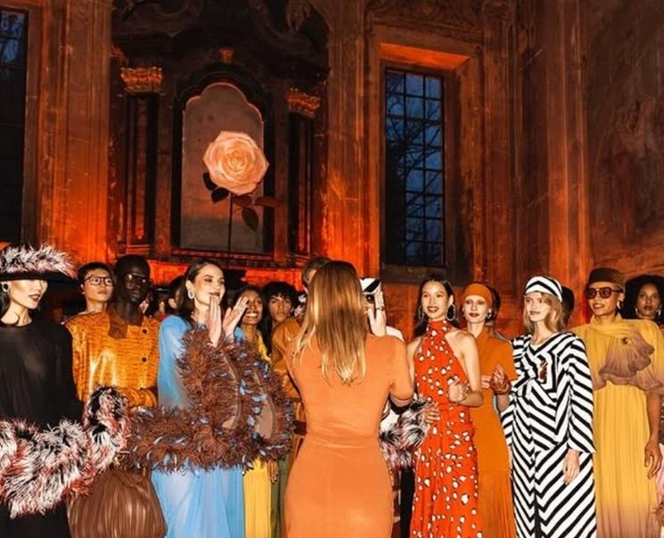 défilé emma rowen rose