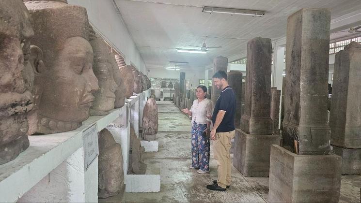 Nicolas Revire au milieu d’œuvres d’art khmer