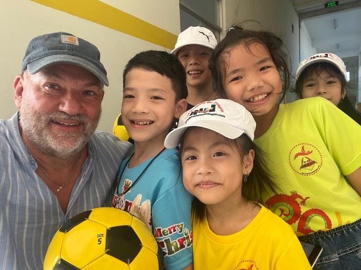 Activités sportives et jeux dans l’orphelinat pour Phoenix.