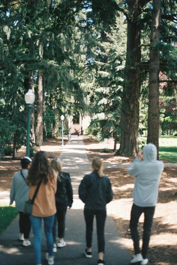 des étudiants sur un campus international