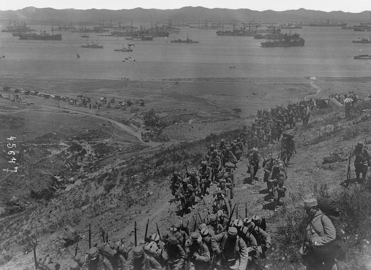 Débarquement de soldats français à Gallipoli en 1915, avec une flotte militaire en arrière-plan. Plus de 79 000 soldats français ont combattu sur ce front de la bataille de Çanakkale.