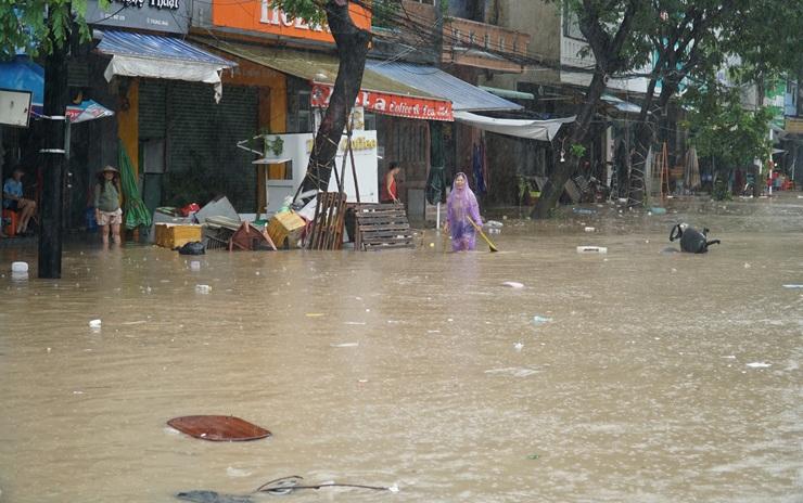 Bien que l’eau ne se soit pas complètement évacuée Rue Le Loi, quartier Tuy Hoa, les gens ont commencé à nettoyer.