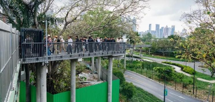 Pont en construction entre deux parcs Bangkok