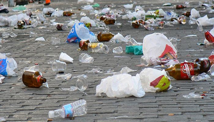 tous les déchets après un botellon dans la rue
