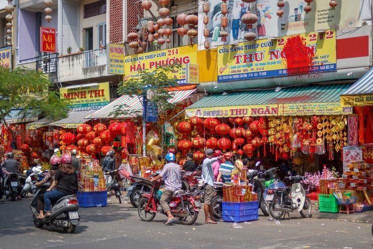 Décorations pour Têt dans les rues du quartier chinois dans le District 5 à Saigon