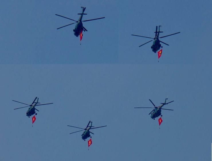 Le ciel de la ville a accueilli un défilé aérien, avec 5 hélicoptères “Mi” et des avions de chasses