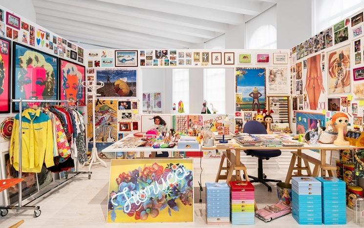 exposition d'objets colorés