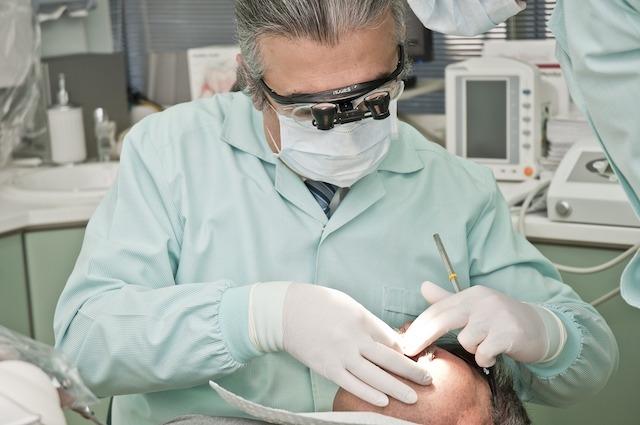 Un chirurgien dentiste avec un patient