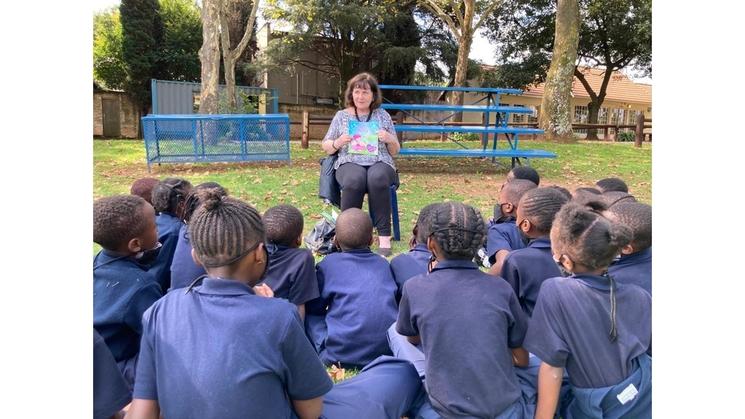 Des élèves de dos en classe