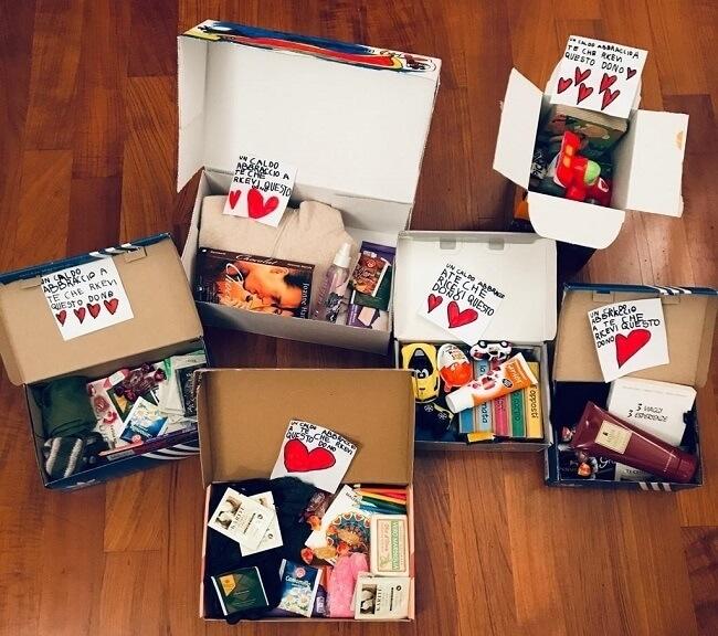 des boîtes cadeau de noël ouvertes