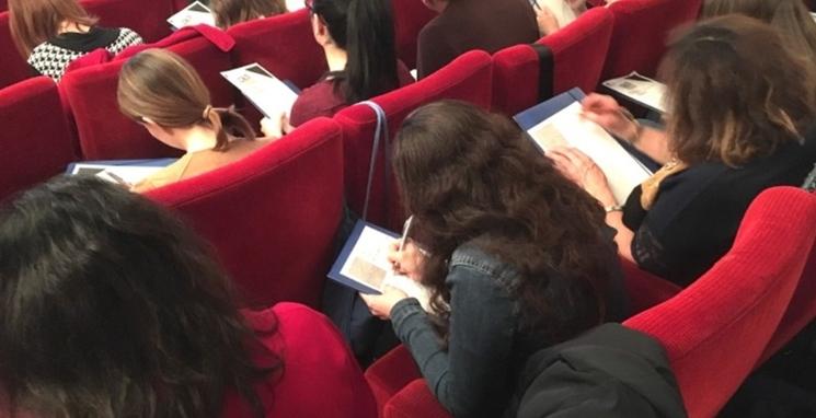 des gens font une dictée