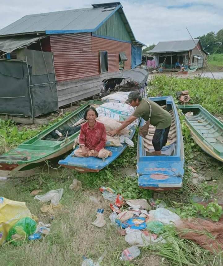 des pêcheurs cambodgiens ramasse des déchets sur le tonlé Sap.