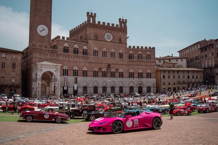 des voitures anciennes de course garées à Parme