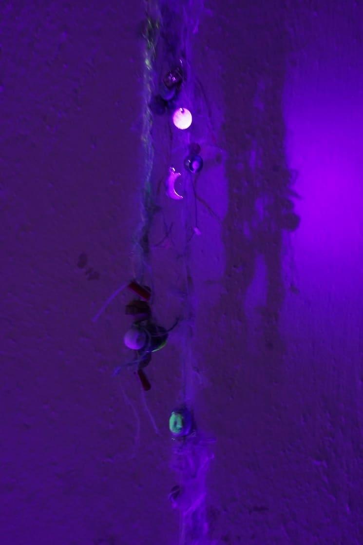 Détails des amulettes et perles suspendues dans l’installation « Spells » de Céline Manz à Saye İstanbul