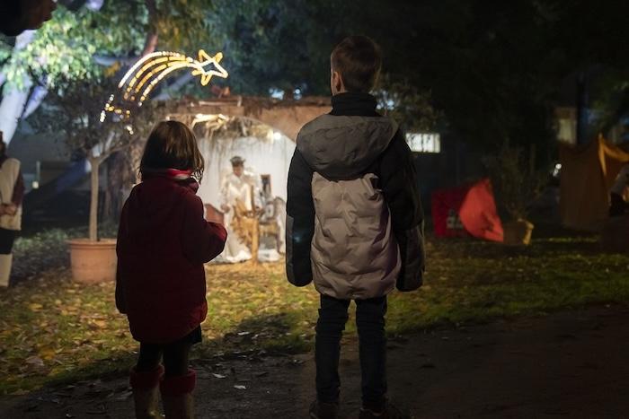deux enfants regardent la creche vivante a barcelone